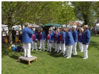 Harmony Chorus under the trees DSCF0567